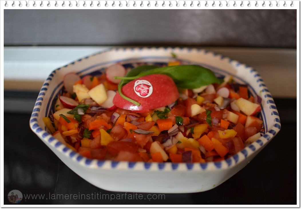 salade printanière avec des pommes pink lady, radis, tomates, poivrons, oignons rouges, basilic