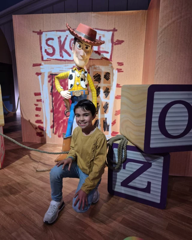 🟡 Mundo Pixar Experience 🟡
Si tu nous suis en stories, tu as pu voir que nous étions invités à @mundopixarbrussels hier soir 🤩

On s’est plongé dans l’univers magique de Pixar à Bruxelles ! Les enfants étaient aux anges et nous, les mamans, on était tout aussi émerveillées (peut-être même un peu plus 🙈). 

💛 Pourquoi on a adoré :
1. Les décors: On se serait cru dans un film ! Chaque détail est une merveille. Il y a 13 salles qui représentent chacun un dessin animé. Les décors sont extra !
2. Les animations interactives: Tout est fait pour plonger dans l’univers de chaque film. Que ça soit les décors ou encore l’ambiance, les odeurs, les sons et bruits divers. 
3. Le petit jeu : Dans chaque pièce, une petite balle (comme dans toy Story) était cachée et il fallait la retrouver. Les enfants ont beaucoup aimé. 
4. Les souvenirs: c’est vraiment une expo pour prendre des photos avec les personnages et les décors magnifiques. Il y a également une boutique à la fin mais comme d’habitude c’est hors de prix 😜 donc les photos souvenirs c’est déjà très bien !

✅ Quelques conseils :
- Arrivez tôt pour éviter la foule.
- Réservez vos places à l’avance. 
- N’allez pas trop vite, une fois une pièce passée, vous ne pouvez pas revenir en arrière. 
- Prenez votre appareil photo, les opportunités de photos sont partout ! Si vous utilisez votre smartphone prenez une batterie externe si besoin. 

🔅 Alors, prêts pour une aventure Pixar ? Emmenez vos enfants et plongez dans cet univers féerique, vous ne serez pas déçus. Promis, c’est une sortie qui fait rêver petits et grands ! En tous cas, nous, en grands fans de Pixar on avait des étoiles dans les yeux et on a poussé des waaaaaa dans chaque pièce. 

@MundoPixarExperience #FamilyFun #PixarMagic #BrusselsAdventure Mundo Pixar Experience - Mundo Pixar Bruxelles - Sortie en famille - Expo avec enfants.