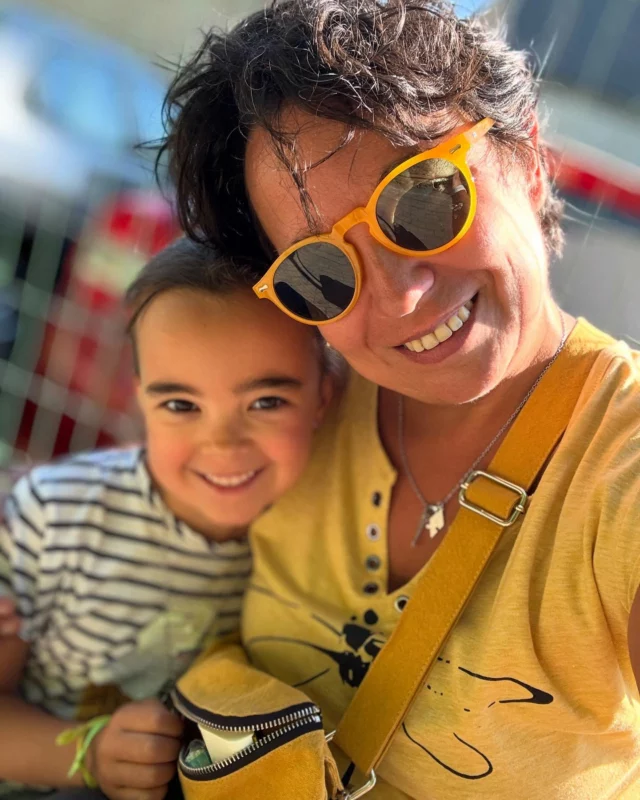 💛 Juste Merci.

Je suis touchée par vos retours suite à la publication du dernier article sur le blog : “Lettre à ce bébé que nous n’aurons jamais.”

Vos mots, vos partages, votre bienveillance… tout cela m’a beaucoup touchée. 

Écrire cette lettre a été une façon de poser des mots sur une absence, sur un rêve qui ne se réalisera pas — mais qui a existé fort, un moment.
Si ce texte a résonné en toi, sachez que tu n’es pas seule. 

Et si tu ne l’as pas encore lu, il est toujours là, disponible sur le blog.
[➡️ lien dans ma bio]

#lettreouverte #deuilpérinatal #famillerecomposée #parentalité #blogfamille #écriturepersonnelle