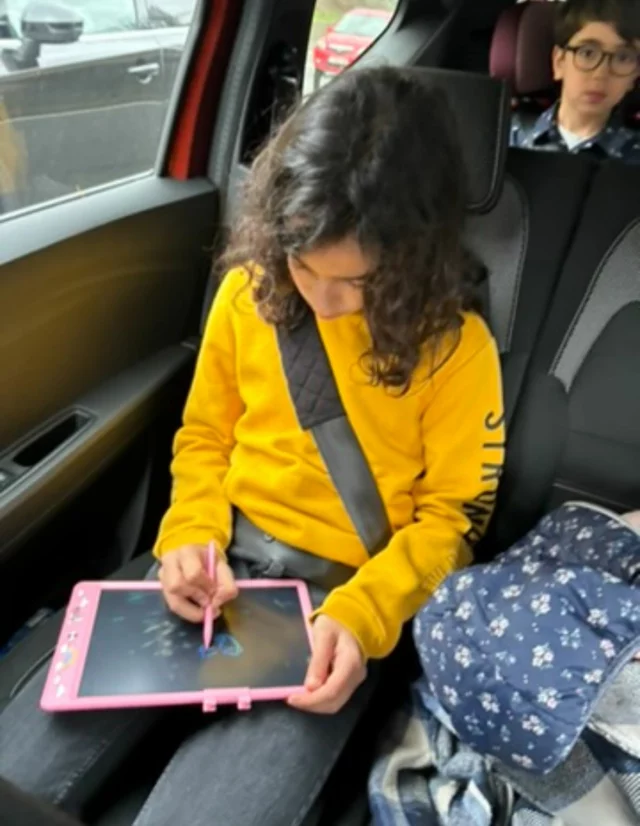 En route vers les vacances ?
Voici 25 idées de jeux sans écran pour occuper les enfants pendant le trajet… et garder ta patience intacte 😅

L’article est en ligne sur le blog 👉 www.numsfamily.com - Lien en bio et Story 
📩 Et si tu t’inscris à la newsletter, tu recevras bientôt un pdf avec toutes les idées pour tout avoir sous la main. 
____________________
Qui part bientôt en vacances par ici ? 
____________________
#vacancesenfamille #jeuxenvoiture #organisationfamiliale #numsfamily