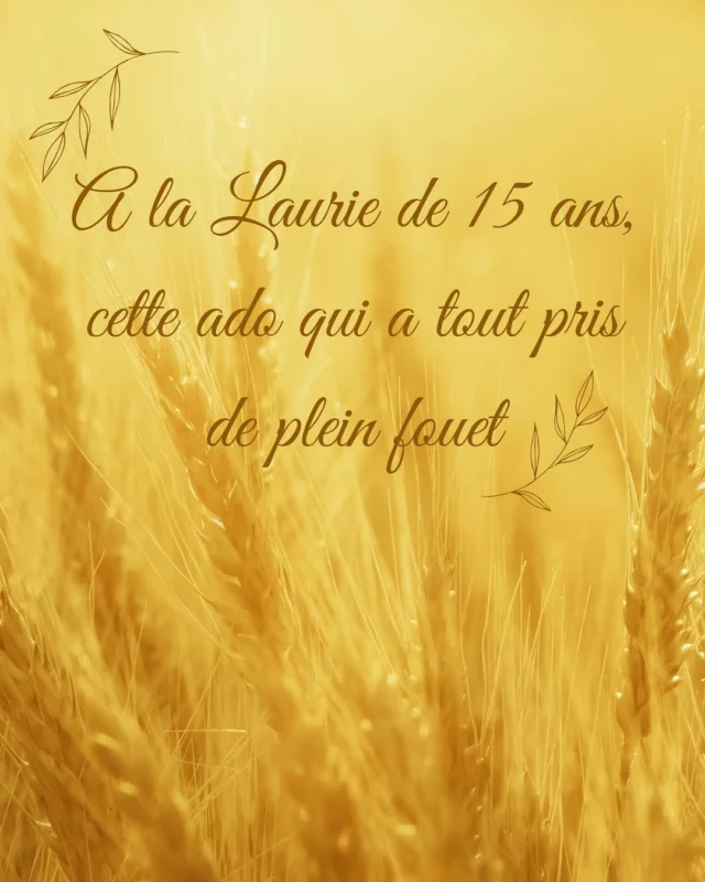 « À la Laurie de 15 ans, cette ado qui a tout pris de plein fouet… »

C’est une lettre que je n’ai jamais vraiment osé écrire.
Une lettre à celle que j’étais quand tout s’est effondré. Quand ma mère est partie trop tôt. Quand j’ai voulu croire à l’amour pour combler un vide.

Aujourd’hui, j’ai eu besoin de revenir à ce moment-là. De regarder cette ado en face, avec bienveillance. De lui dire merci d’avoir tenu.

Ce texte, je l’ai écrit pour elle. Pour moi. Pour toutes celles qui ont survécu en silence.

💛 Il est à lire sur le blog ici : [🔗 lien en bio ou en story]

Et si toi aussi, tu voudrais dire quelque chose à l’ado que tu étais… tu peux le faire en commentaire.
Je te lirai. Vraiment.

#LettreÀMonMoiAdolescent 
#Résilience 
#DeuilMaman 
#HistoireDeVie 
#RécitPersonnel 
#TémoignageDeVie 
#FemmesFortes 
#AmourAprèsLaTempête